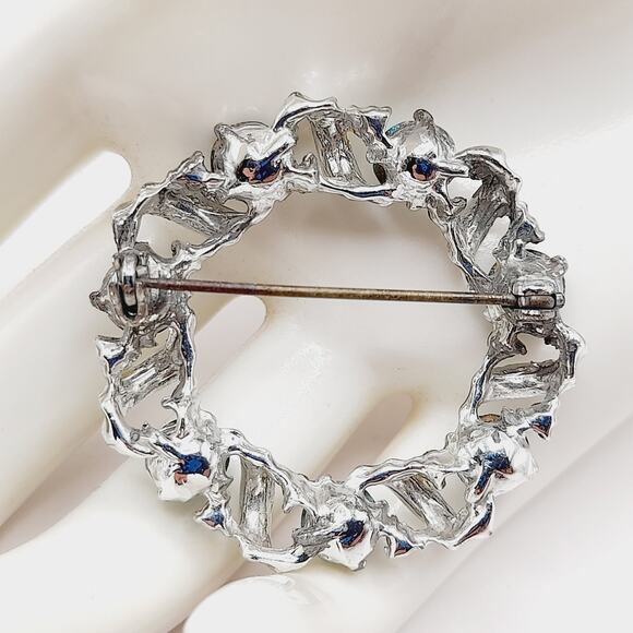 Vintage Emerald Green Wreath Brooch, Rhodium Plated 1.5 Inch Holiday Pin - Picture 4 of 6